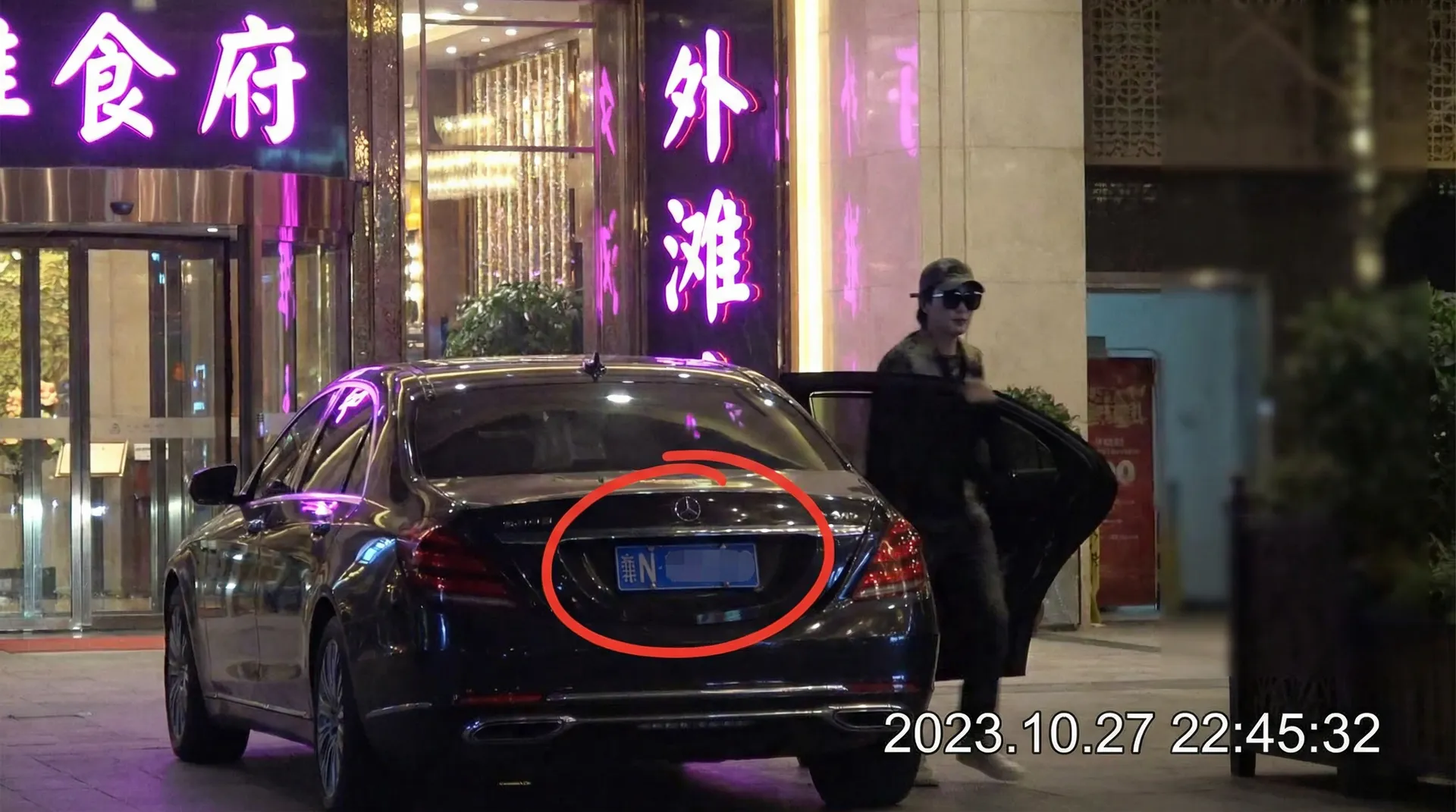 博喜体育全站网址 - 豪车餐厅外被拍